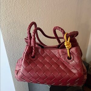 Elegant parachute shaped Woven vegan Leather Handbag - Burgundy